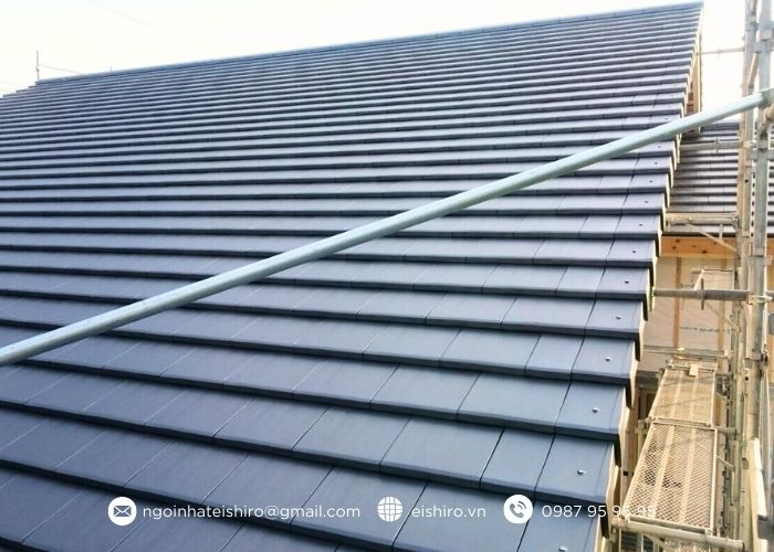 Dòng Proud Plain PP40 của Eishiro được thiết kế với bề mặt phẳng hoàn toàn, khác biệt rõ rệt so với các dòng ngói sóng truyền thống.