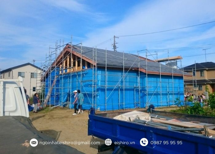 Màu Silver Black (PP01) không chỉ mang lại vẻ đẹp sang trọng mà còn hạn chế tình trạng phai màu hoặc rêu mốc sau nhiều năm sử dụng.