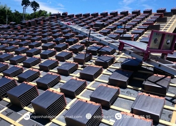 Sắc đen ánh bạc mang lại chiều sâu cho mái nhà, đồng thời tạo cảm giác sang trọng và hiện đại.