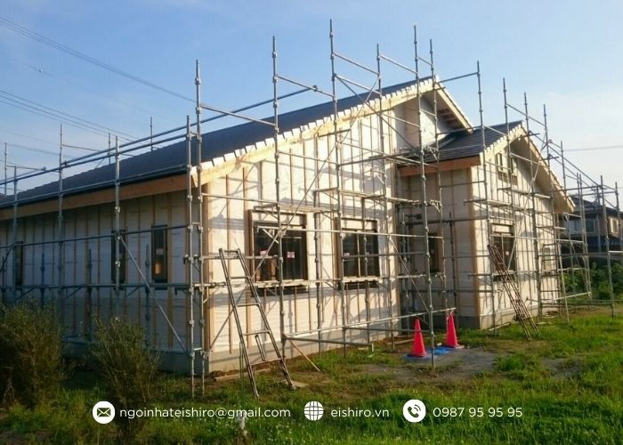 Ngôi nhà được thiết kế với hình khối kiến trúc hiện đại, các mảng tường phẳng và đường nét vuông vức.