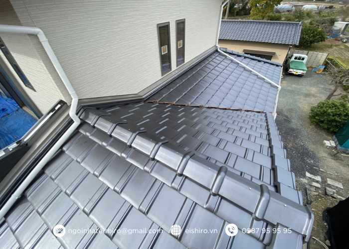 Màu silver black của Ngói Nhật Eishiro thay đổi sắc độ theo góc nhìn