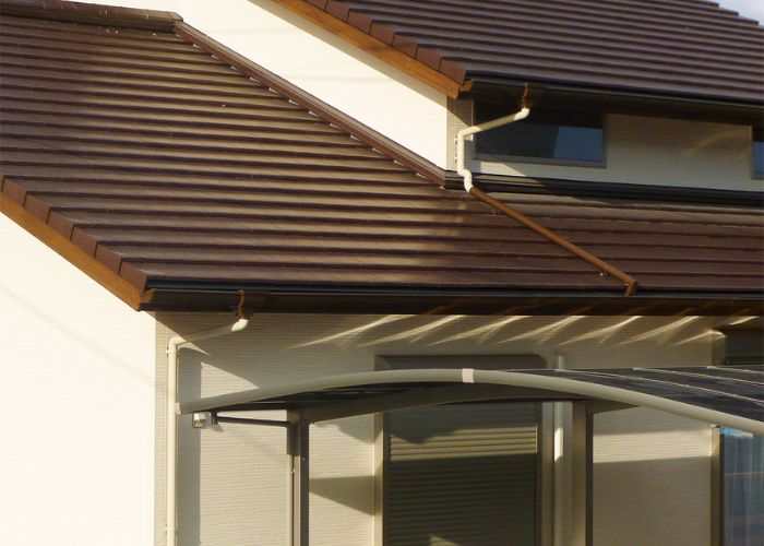 Dòng ngói PP40 tạo nên bề mặt phẳng tuyệt đối, xóa bỏ sự rườm rà cho hệ mái.